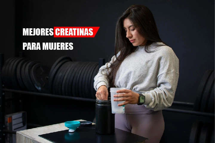 Mejor creatina para mujeres preparando un batido