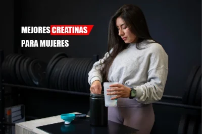 Mejor creatina para mujeres preparando un batido
